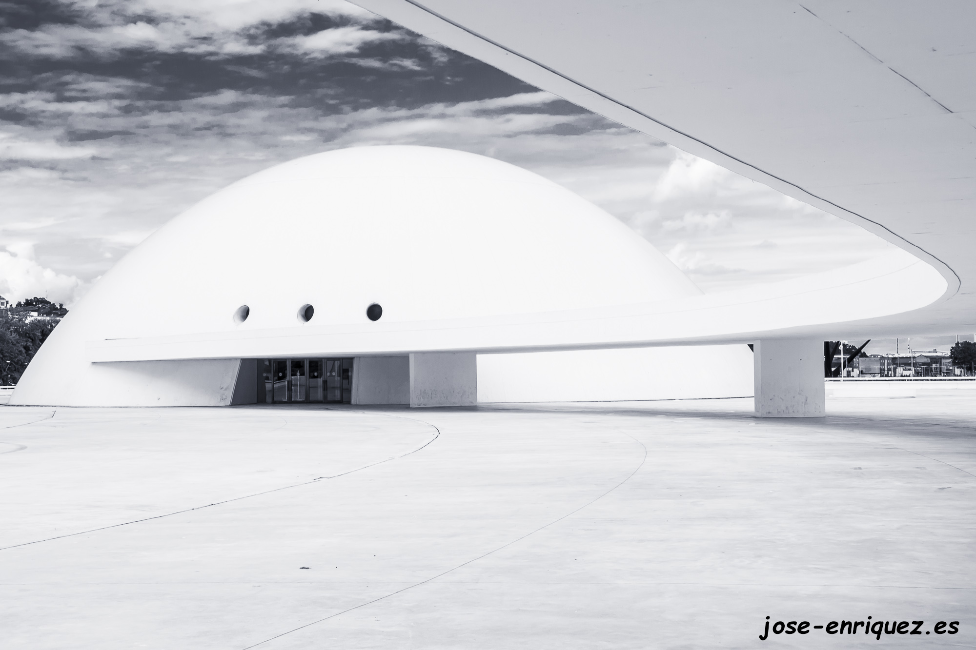 03-0017 09 La cúpula y la pasarela. Centro de Arte Niemeyer. Avilés